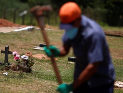 Um trabalhador prepara covas para vítimas do desastre de Brumadinho.