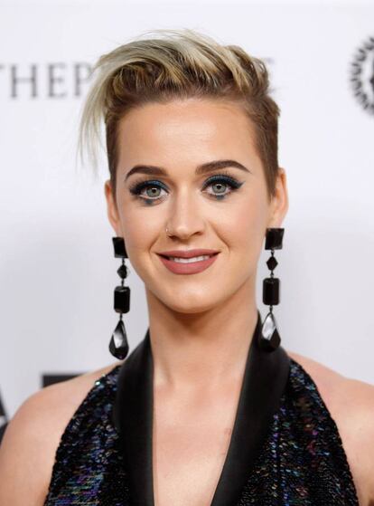 La estrategia de Katy Perry contra quienes se dedican a criticarla es básicamente la de no darse por aludida. La cantante confesó a la revista ‘People’ que ha dejado de leer los comentarios que recibe en cada una de las fotografías que publica en sus redes sociales.Algo probablemente mucho más sano, puesto que la cantante, solo en Insatgram, tiene más de 60 millones de seguidores. “He renunciado a preocuparme sobre lo que la gente piensa de mí”, aseguraba a la publicación el pasado mes de febrero.