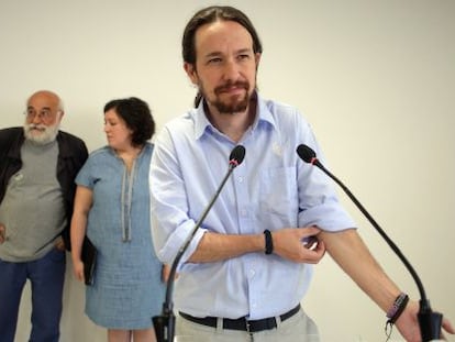 Pablo Iglesias tras la reuni&oacute;n de este s&aacute;bado. Al fondo, Manuel Espinar y Estefan&iacute;a Torres.