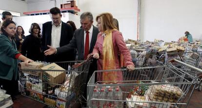 “Desde el PSPV vamos a plantear a todos nuestros cargos en las diferentes instituciones que el día de la huelga general destinen su sueldo al banco de alimentos", dijo ayer el dirigente socialista Ximo Puig, que visitó el Banco de Alimentos de la Comunidad Valenciana en la Pobla de Vallbona junto a la vicesecretaria general del PSOE, Elena Valenciano.