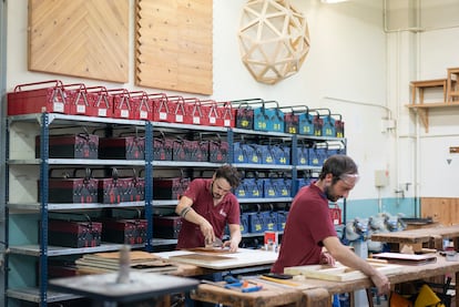 Alumnos de la Escola del Treball, instituto de formación profesional en Barcelona. Taller de carpintería.