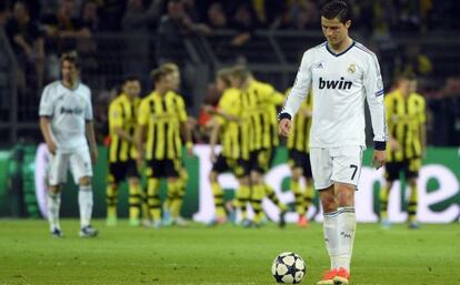 Cristiano, con la pelota tras uno de los goles del Borussia. 