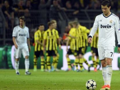 Cristiano, con la pelota tras uno de los goles del Borussia. 