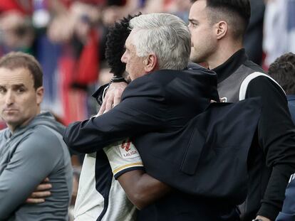 Ancelotti abraza a Vinicius tras sustituirlo en El Sadar.