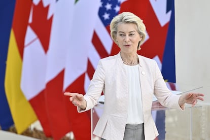 La presidenta de la Comisión Europea, Ursula von der Leyen, llega a la ceremonia de bienvenida, este jueves durante la cumbre del G-7, celebrada en el sur de Italia.