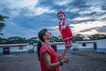 La excombatiente de las FARC Esperanza Medina sostiene a su hija de siete meses, Desiree Paz, en la zona de transición y normalización de Pondores, La Guajira, Colombia.