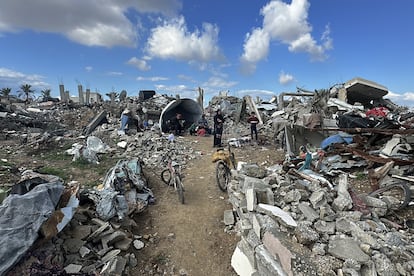 Abu Dhaka y su familia, entre las ruinas de la ciudad gazatí de Jan Yunis el miércoles.