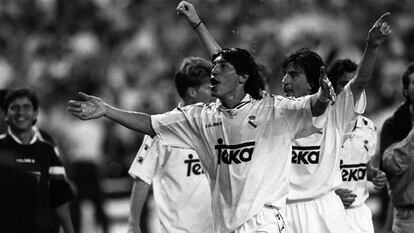 Zamorano y Amavisca (detr&aacute;s) celebran la Liga 1995.