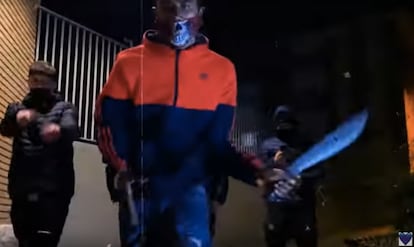 Un videoclip de Bárcena, el asesino confeso del rapero Isaac, en el que un adolescente muestra un machete.