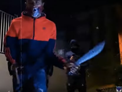 Un videoclip asociado a la banda de los Dominican Don't Play en el que aparece un joven con un machete, subido a una plataforma. Al fondo, el condenado mayor de edad por el homicidio de Isaac López.