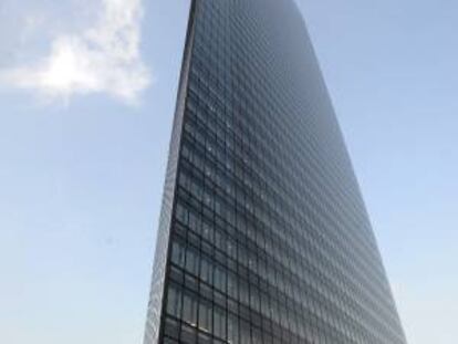 El rascacielos de la compañía Dentsu Corp. en la sección de Shiodome de la ciudad de Tokio, Japón. EFE/Archivo