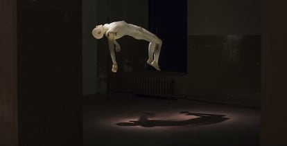 'La culpa', obra de Cecilia Paredes instalada en la exposición de Tabacalera en Madrid.