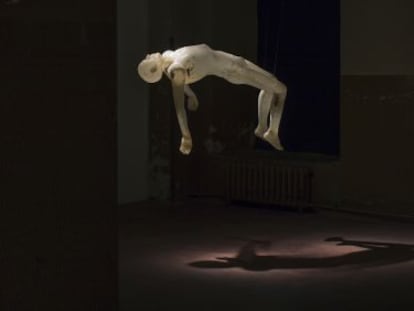 'La culpa', obra de Cecilia Paredes instalada en la exposición de Tabacalera en Madrid.