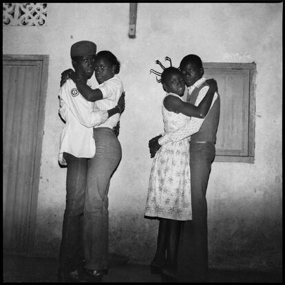 Dos parejas bailando, 1979.