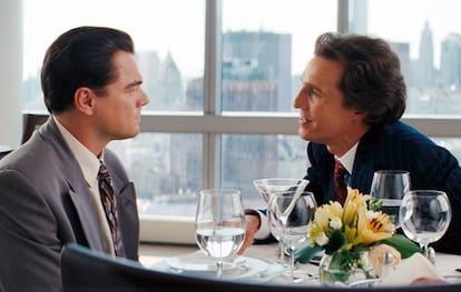 <p>Es una de las grandes escenas de 'El lobo de Wall Street' (2014): Matthew McConaughey se golpea el pecho mientras canturreaba frente a la atónita mirada de un Leonardo DiCaprio que no sabía qué rayos le estaba pasando a su compañero. La escena fue fruto de la improvisación de McConaughey. El actor contó después que acostumbra a hacer ese ejercicio para concentrarse justo antes de grabar. Pincha <a href="https://www.youtube.com/watch?v=2b3i3OUbxXI" target="_blank">aquí</a> para ver cómo improvisa McConaughey.</p>