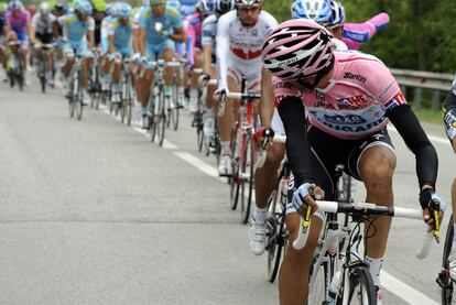 Alberto Contador echa la vista atrás para vigilar a sus rivales durante la etapa de ayer.