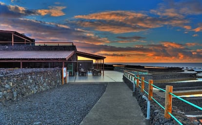 Terraza de El Jardín de la Sal, restaurante en las salinas de Fuencaliente.