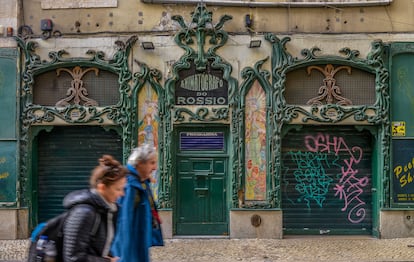 El Animatografo do Rossio luce en su fachada modernista relieves esculpidos en madera y azulejos.