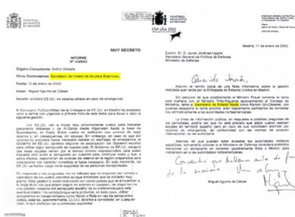 A la izquierda, el documento firmado por Miguel Aguirre de Cárcer, enviado a Piqué y Nadal, en el que informa de la petición de EE UU. A la derecha, la carta a Defensa en la que Aguirre de Cárcer asegura que se reunió la víspera con el <i>número dos</i> de Exteriores.