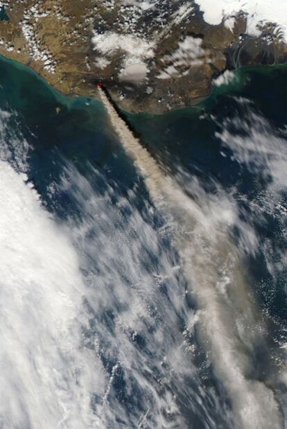 El volcán Eyjafjalla, ayer desde el satélite de la NASA Aqua.