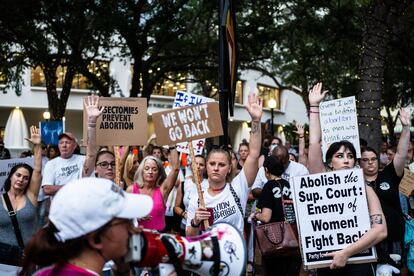 Defensores del derecho al aborto en una manifestación en Sarasota, Florida, en 2022.