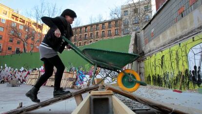 A participant in the Campo de Cebada urban project, in La Latina. 