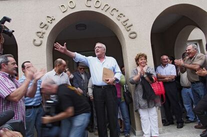 The mayor of Baralla, Manuel González Capón, is cheered by supporters on Thursday.