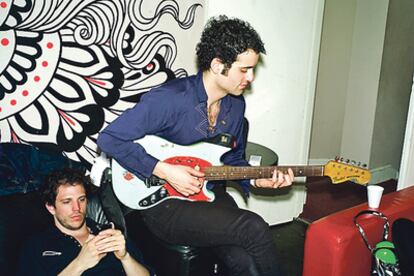 <b>Pete Robertson probando su guitarra en el camerino de la sala londinense Electric Ballroom</b>