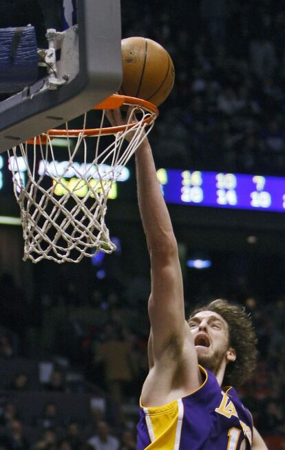 Gasol marca una canasta durante su debut con los Lakers frente a los New Jersey Nets, el 5 de febrero de 2008.