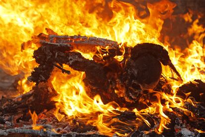 Los haitianos han comenzado a prender fuego a los cadáveres para escapar del riesgo de infecciones debido a la descomposición de los cuerpos.