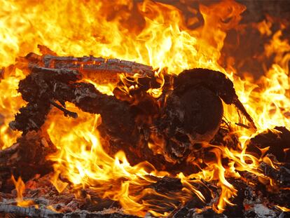 Los haitianos han comenzado a prender fuego a los cadáveres para escapar del riesgo de infecciones debido a la descomposición de los cuerpos.