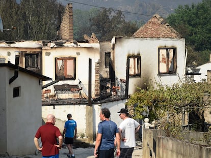 Casas quemadas cerca de O Barco de Valdeorras (Ourense) el pasado 19 de julio.