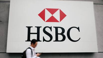 Un hombre camina junto al centro de HSBC en Kuala Lumpur, Malasia.