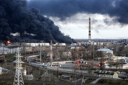 Incendio de un depósito de combustible tras un ataque ruso en Odesa.