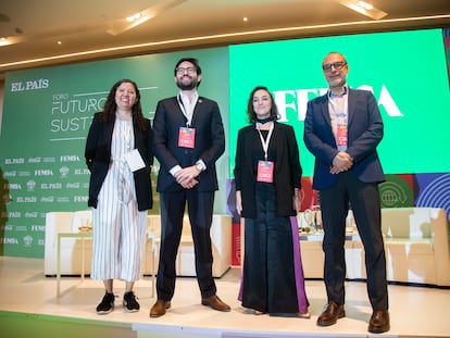 De izquierda a derecha, Sonia Corona, jefa de redacción de EL PAÍS México, César Espinoza, Senior Manager de sustentabilidad de Coca-Cola México, Tamara Luengo, Consultora independiente y Eduardo Vásquez Herrera, director ejecutivo de Agua Capital, participan durante el foro 'Futuro Sustentable', en Estado de México, el 30 de marzo de 2023.