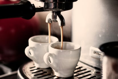 Antes de encajar el cacillo en la máquina de 'espresso' es necesario prensar el café.