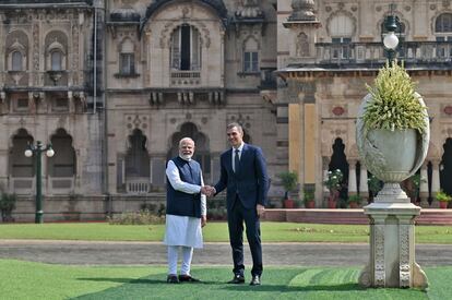 El presidente del Gobierno, Pedro Sánchez (derecha), y el primer ministro indio, Narendra Modi, durante el encuentro entre ambos mandatarios en el Palacio Laxmi Vilas, en la localidad de Vadodara (India). 
