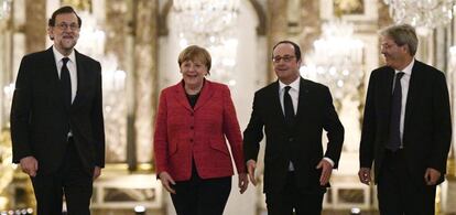 El presidente del Gobierno, Mariano Rajoy, la canciller alemana, Angela Merkel, el presidente de Francia, Francois Hollande, y el primer ministro italiano, Paolo Gentiloni, durante la pasada cumbre de Versalles.