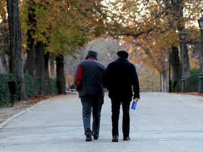 Jubilados en el Parque del Retiro en Madrid.