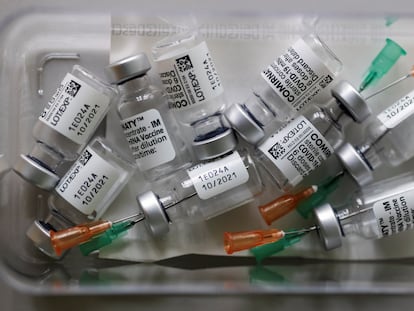 Viales vacíos de la vacuna Comirnaty de Pfizer-BioNTech, en una consulta en Alemania.