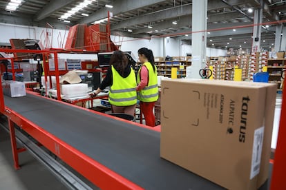 Una de las líneas de procesado de pedidos del centro logístico de MediaMarkt en Pinto (Madrid).