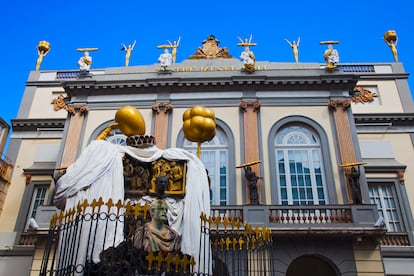 Teatro-Museo Dalí (Figueres, Girona). Un taxi lleno de maniquís, una torre adornada con gigantescos huevos, un museo en cuyo sótano el pintor Salvador Dalí reposa bajo una discreta losa sepulcral… La visita a este espacio surrealista es como un viaje al espíritu de este genio de inconfundible caligrafía artística. El complemento perfecto para unas vacaciones de playa en la cercana Costa Brava.