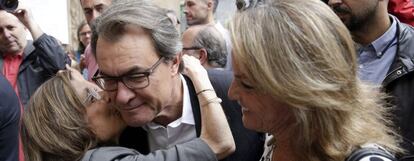 El presidente de la Generalitat y número cuatro en las listas de Junt pel Si, Artur Mas, acompañado de su esposa , Helena Rakosnik.