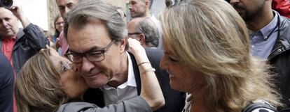 El presidente de la Generalitat y n&uacute;mero cuatro en las listas de Junt pel Si, Artur Mas, acompa&ntilde;ado de su esposa , Helena Rakosnik.