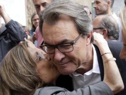 El presidente de la Generalitat y n&uacute;mero cuatro en las listas de Junt pel Si, Artur Mas, acompa&ntilde;ado de su esposa , Helena Rakosnik.