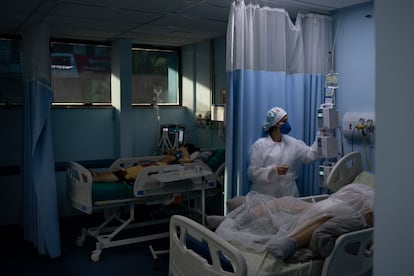 Pacientes de covid-19 son tratados en el hospital Sao Joao de Meriti de Río de Janeiro en Brasil
