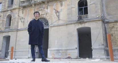 La directora de Tabakalera, Ane Rodríguez, a las puertas de la antigua fábrica de tabacos de San Sebastián.