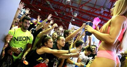 Asistentes al a feria del culturismo celebra el domingo en el Madrid Arena.