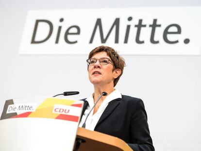 Annegret Kramp-Karrenbauer, presidenta de la CDU, se dirige a la prensa este lunes en Berlín.  