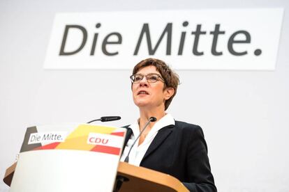 Annegret Kramp-Karrenbauer, presidenta de la CDU, se dirige a la prensa este lunes en Berlín.